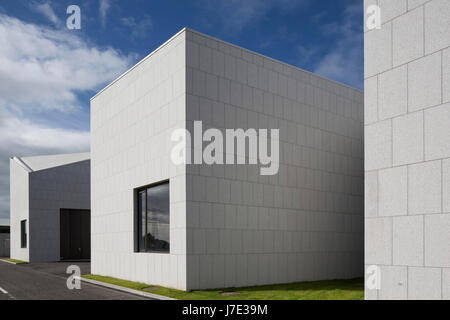 Fassade Perspectiove entlang Workshop und Tank Hallen. Beaufort Maritime and Energy Research Laboratory, Ringaskiddy, Irland. Architekt: McCullough Mulvi Stockfoto