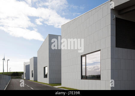 Fassade Perspectiove entlang Tank und Werkstatt-Hallen. Beaufort Maritime and Energy Research Laboratory, Ringaskiddy, Irland. Architekt: McCullough Mulvi Stockfoto