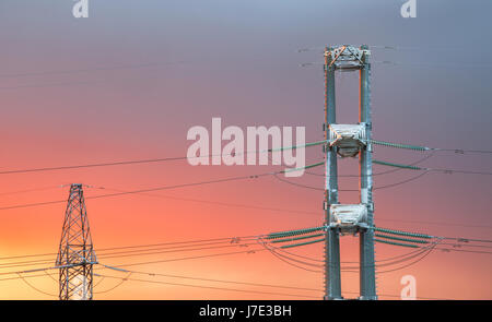 Übertragung Hochspannungsleitung auf Sonnenuntergang Hintergrund Stockfoto