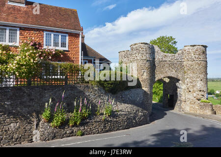 Das Strand-Tor in Winchelsea, einer der drei verbliebenen mittelalterlichen Gateways in der oberen Hügelstadt, East Sussex, England, UK Stockfoto