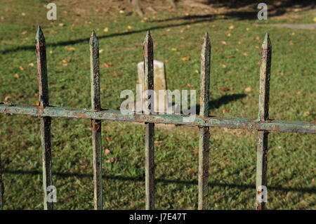 Alten Friedhof Schmiedeeisen Zaun Stockfoto