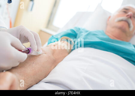Arzt Patient eine Spritze geben Stockfoto