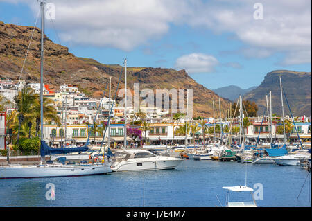 Strand und Yachthafen von Puerto de Mogan. Gran Canaria, Kanarische Inseln, Spanien Stockfoto