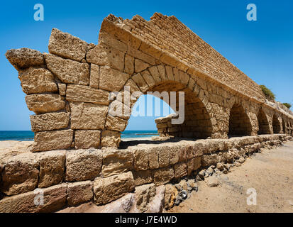 Antike römische Aquädukt in Ceasarea an der Küste des Mittelmeers, gebaut von Herodes, Israel Israel Stockfoto