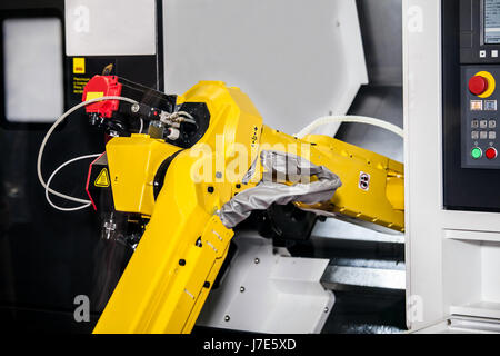 Vollautomatische CNC-Bearbeitung mit Handling Roboter Stockfoto