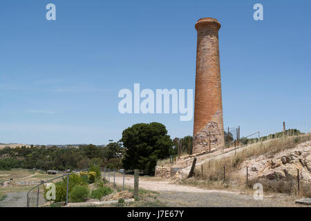 Kapunda, South Australia, Australien - 3. Dezember 2016: Alte historische Kamin, gebaut im Jahre 1850 an die Kapunda Copper Mine. Stockfoto