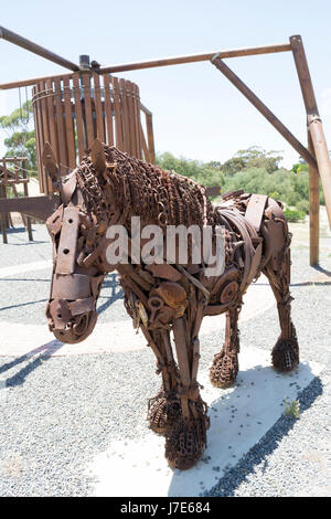 Kapunda, South Australia, Australien - 3. Dezember 2016: Clydesdal Skulptur von Joel Zimmermann erstellt und neu hinzu kommt die Kapunda Copper Mine in N Stockfoto