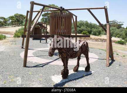 Kapunda, South Australia, Australien - 3. Dezember 2016: Clydesdal Skulptur von Joel Zimmermann erstellt und neu hinzu kommt die Kapunda Copper Mine in N Stockfoto