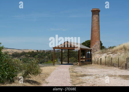 Kapunda, South Australia, Australien - 3. Dezember 2016: Alte historische Kamin, gebaut im Jahre 1850 an die Kapunda Copper Mine. Auch kennzeichnend die neueren shelt Stockfoto