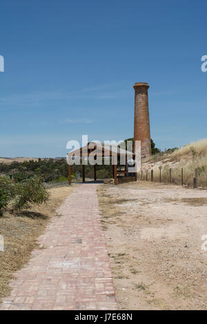 Kapunda, South Australia, Australien - 3. Dezember 2016: Alte historische Kamin, gebaut im Jahre 1850 an die Kapunda Copper Mine. Auch kennzeichnend die neueren shelt Stockfoto