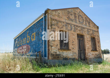 Kapunda, South Australia, Australien - 3. Dezember 2016: Alte steinerne Lebensmittelgeschäft 1854 erbaute, mit verblasste Löwen Kaffee mit Buchstaben auf der Vorderseite Stockfoto