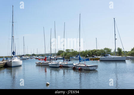 Ankern Boote am Fluss Stow, Christchurch Quay, Christchurch, Dorset, England, Vereinigtes Königreich Stockfoto