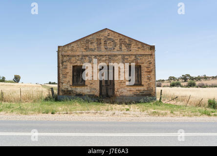 Kapunda, South Australia, Australien - 3. Dezember 2016: Alte steinerne Lebensmittelgeschäft 1854 erbaute, mit verblasste Löwen Kaffee mit Buchstaben auf der Vorderseite Stockfoto