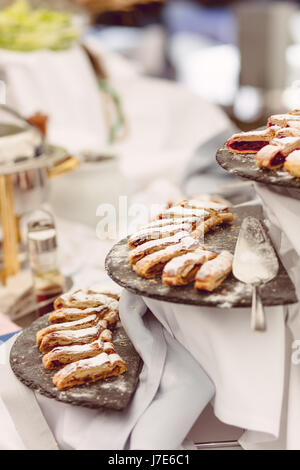 Gemischte Früchte und Beeren Galette. Rustikale Apfel, Pfirsich und Heidelbeere Stockfoto