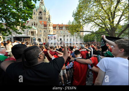 Hannover 96 startete die offizielle Aufstiegsparty am Montag auf dem Trammplatz vor den Rathaus Stockfoto