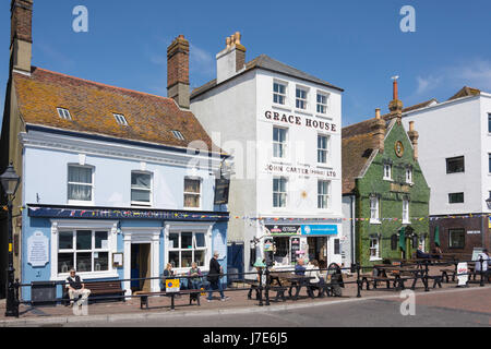 Die Portsmouth Hoy und Poole Arms Pubs am Meer, Stadtkai, Poole, Dorset, England, Vereinigtes Königreich Stockfoto