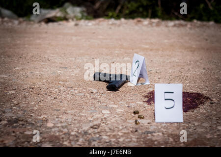 Tatort, Mord, Untersuchung, Pistole und Shell findet die Polizei, setzt Tags Rip Granaten und Gewehre, Spuren von Blut, Gore, Verbrechen-Szene investigatio Stockfoto