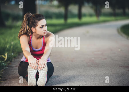 Frau streckt vor Joggen. Fitness und Lifestyle-Konzept. Stockfoto