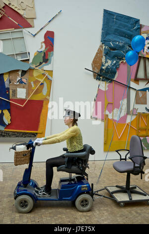 Chinesische Studentin an der Central Saint Martins University of Arts Kunst Grad zeigen, London, UK Stockfoto