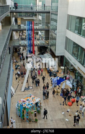 Studenten und Besucher an der Central Saint Martins University of Arts Kunst Grad zeigen, London, UK Stockfoto