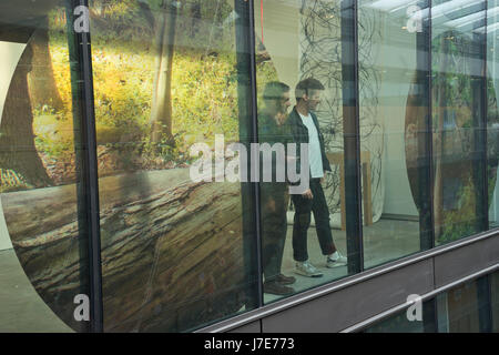 Studenten und Besucher an der Central Saint Martins University of Arts Kunst Grad zeigen, London, UK Stockfoto