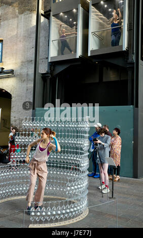 Studenten und Besucher an der Central Saint Martins University of Arts Kunst Grad zeigen, London, UK Stockfoto