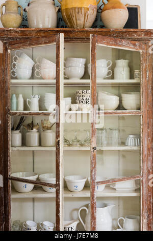 Großen Confit Töpfe auf eine rustikale Vitrine von Hill & Co-Home Stockfoto