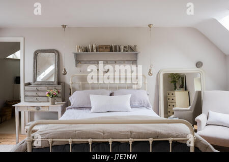 Schmiedeeisen Bett von Feather & Black in rustikalen Gefühl Schlafzimmer Wände gemalt in Skimming Stone von Farrow & Ball Stockfoto