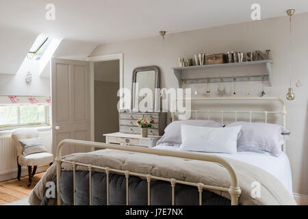Schmiedeeisen Bett von Feather & Black in rustikalen Gefühl Schlafzimmer Wände gemalt in Skimming Stone von Farrow & Ball Stockfoto