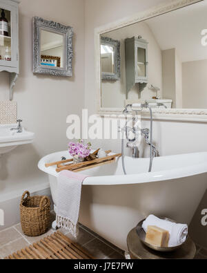 Markanten Roll-Top Badewanne von CP Hart im Badezimmer mit großen Creme Spiegel aus Haus und Wände gemalt in Skimming Stone von Farrow & Ball Stockfoto