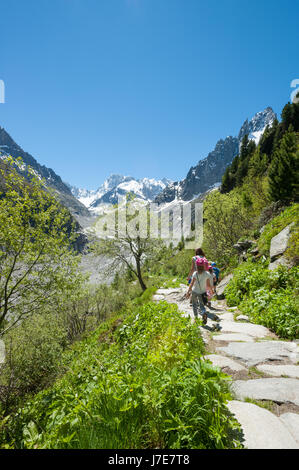 Familie zu Fuß auf den Weg in das Mer de Glace aus der Montenvers Züge Bahnhof Stockfoto