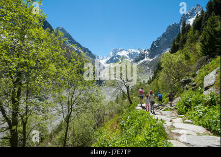 Familie zu Fuß auf den Weg in das Mer de Glace aus der Montenvers Züge Bahnhof Stockfoto