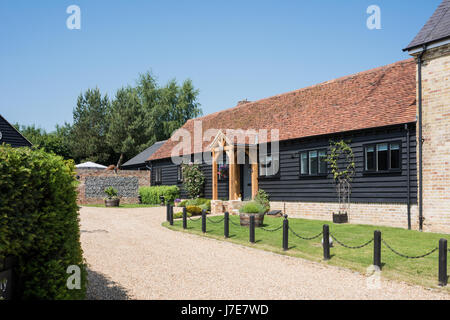Außenfassade des umgebauten Scheune und Anbau mit Holzverkleidungen und