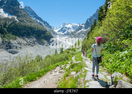Familie zu Fuß auf den Weg in das Mer de Glace aus der Montenvers Züge Bahnhof Stockfoto