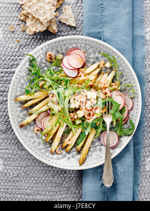 Spargelsalat mit Garnelen Stockfoto