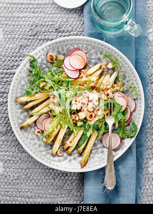 Spargelsalat mit Garnelen Stockfoto