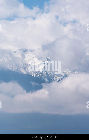 Geisterhafte Berggipfel zeigen, aus einem trüben Schleier in bulgarische Gebirge Stockfoto