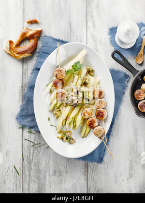 Spargel mit Kalbfleisch-Wurst und Zucchini-relish Stockfoto