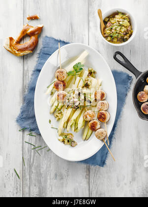 Spargel mit Kalbfleisch-Wurst und Zucchini-relish Stockfoto