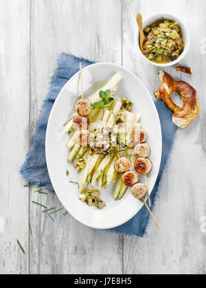 Spargel mit Kalbfleisch-Wurst und Zucchini-relish Stockfoto