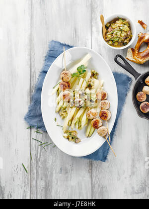 Spargel mit Kalbfleisch-Wurst und Zucchini-relish Stockfoto