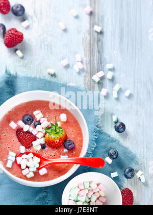 Ananas-Erdbeer Smoothie-Schüssel Stockfoto
