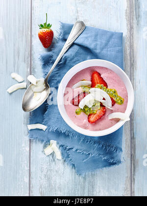 Erdbeere und Banane Smoothie-Schüssel Stockfoto