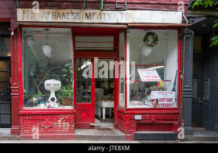 Albanese Fleisch und Geflügel Shop, eine alte italienische Metzgerei, jetzt umgeben von schicken Boutiquen und Cafés in Nolita, New York City Stockfoto