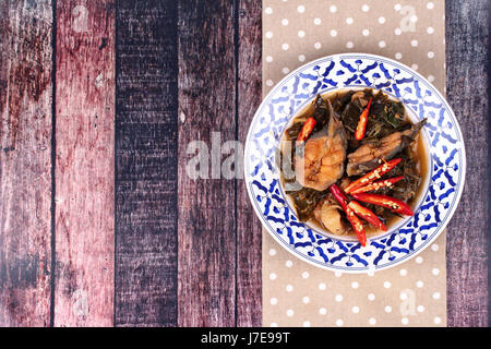 Thai Rezept, in Scheiben geschnitten Spicy Wels-Curry in Kokosmilch mit Morinda Citrifolia Blatt Aufruf Kaeng Pla Dook Bai Yoor in Thai. Stockfoto