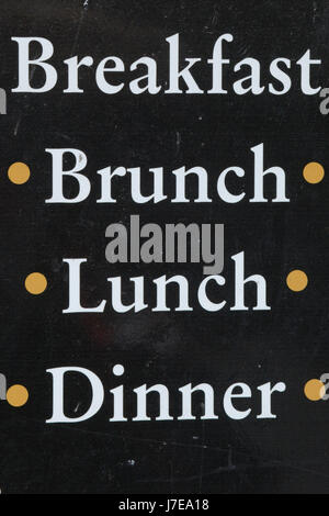 Frühstück, Brunch Mittagessen und Abendessen auf einer Tafel geschrieben in Kreide Stockfoto