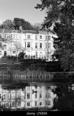 Alexandra Park bei Hastings, East Sussex, UK, mit See und Häuser mit Blick auf den park Stockfoto