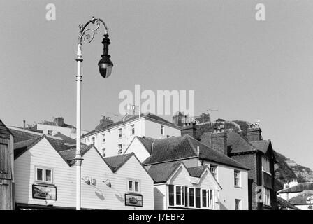 Altstadt von Hastings, East Sussex UK, in der Nähe von Stade, mit East Hill im Hintergrund Stockfoto