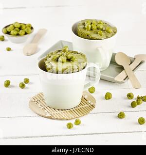 Becher-Kuchen mit Matcha - Wasabi (Mikrowelle) Stockfoto