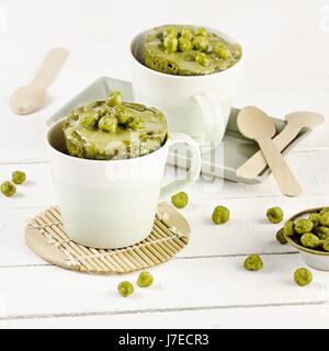 Becher-Kuchen mit Matcha - Wasabi (Mikrowelle) Stockfoto